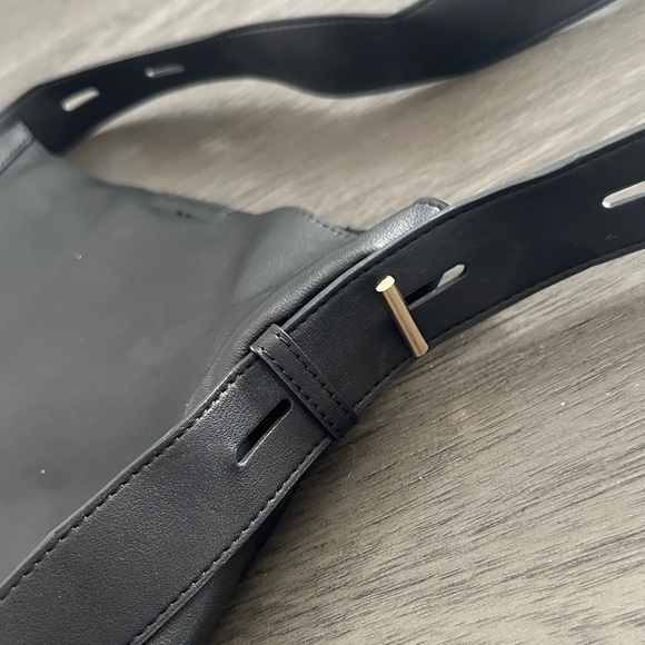 Chic Black Leather Shoulder Bag - Picture 7 of 8